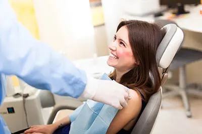 patient talking with dentist before getting wisdom teeth removed